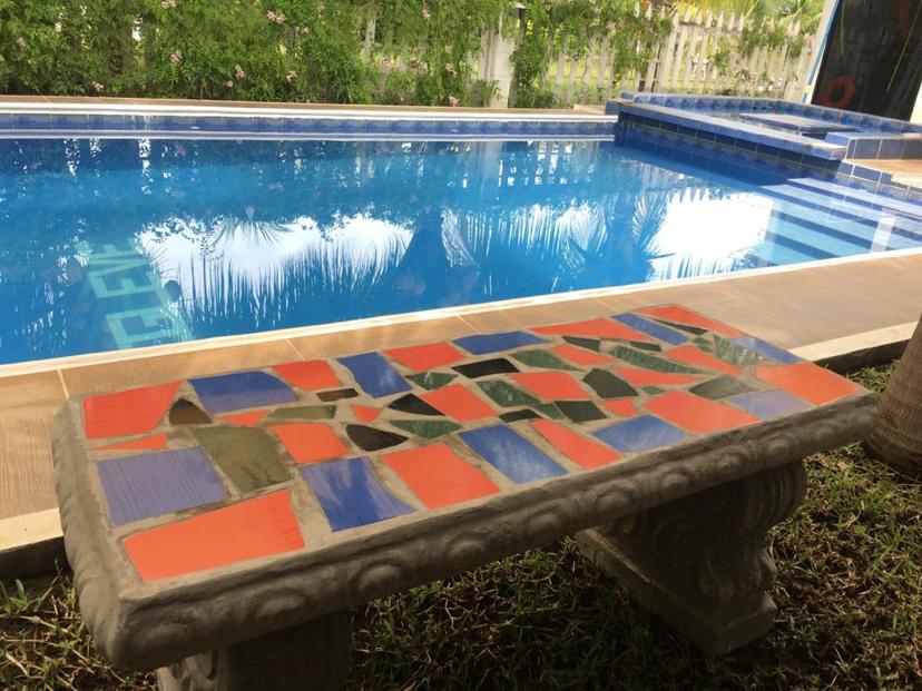 BANCAS LINEALES O CURVAS PARA JARDÍN ESTILO COLONIAL DE CEMENTO ENCHAPADAS DE CERAMICA