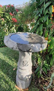 JUEGO DE BEBEDERO PARA PAJARITOS, DIÁMETRO DE 55 CM CON COLUMNA ROMANA O TORNEADA